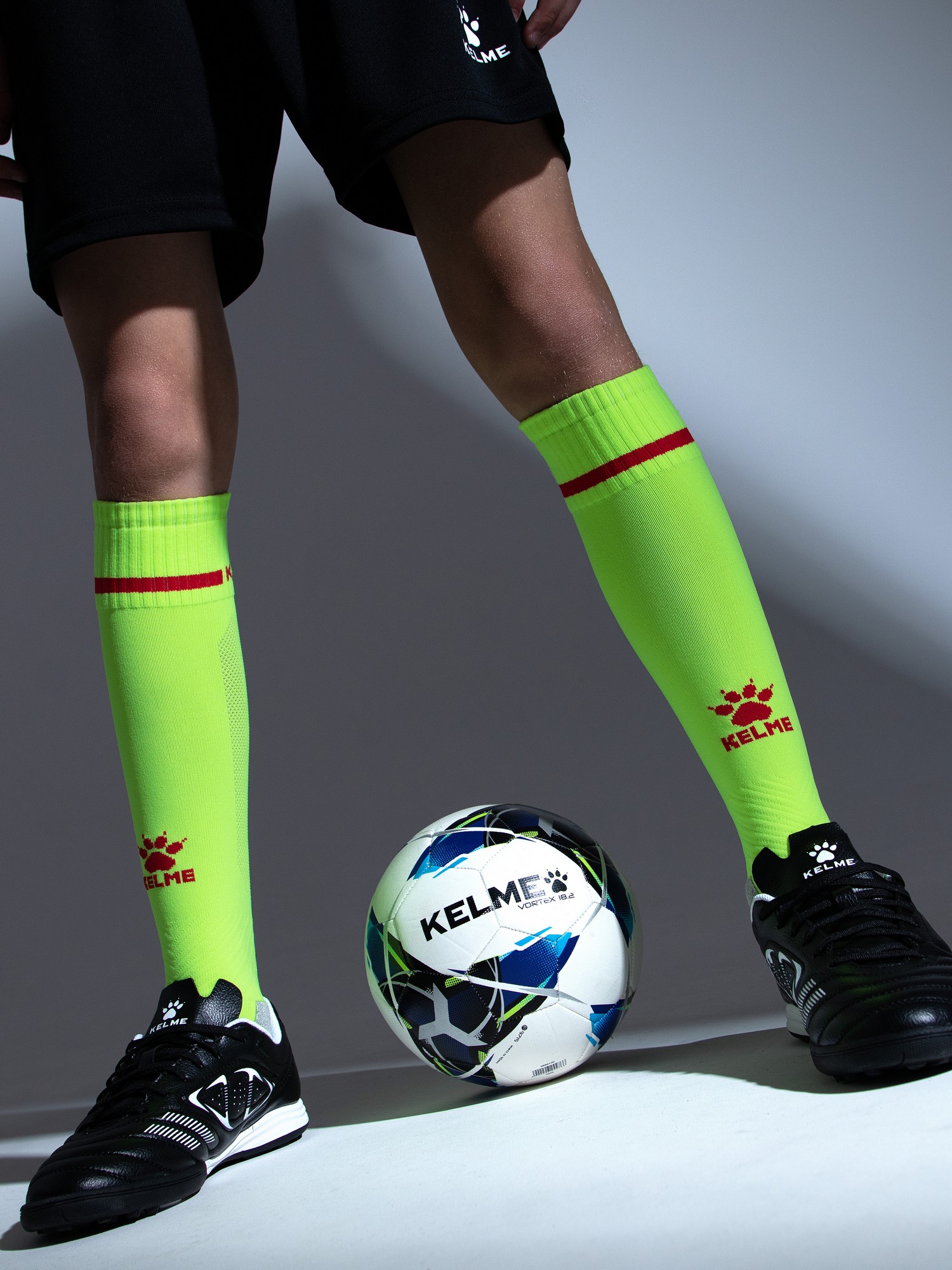 Детские гетры Kelme Children's Football Socks 8101WZ3001-939 Light Green