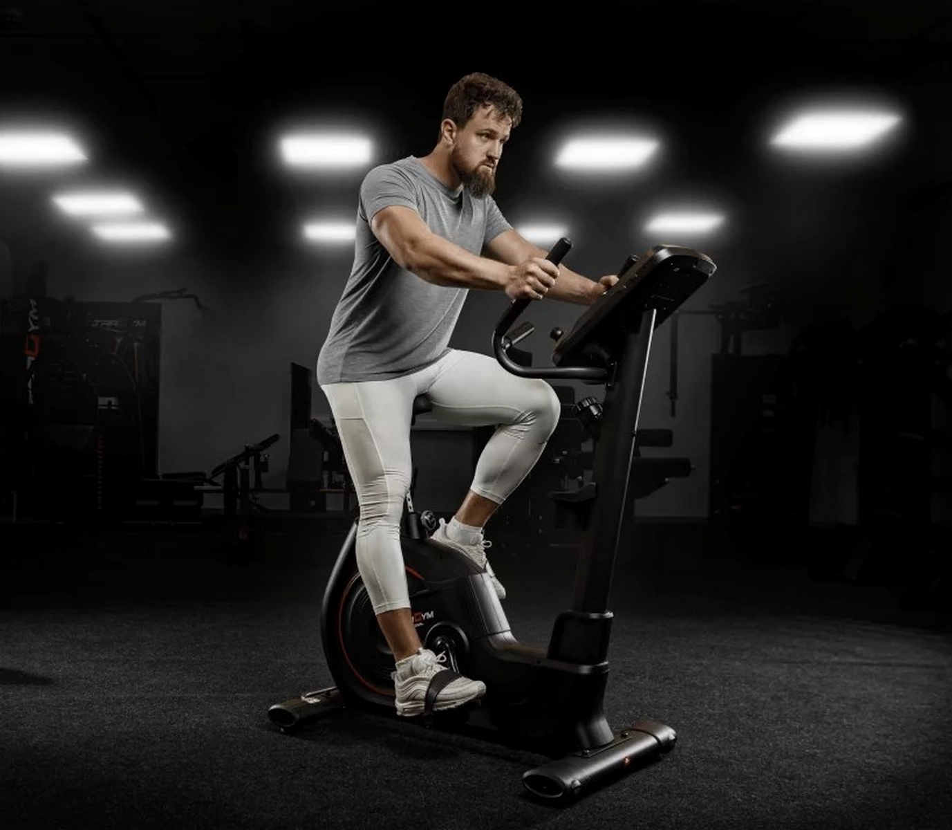 Велотренажер вертикальный профессиональныи UltraGym̆ UG-B001