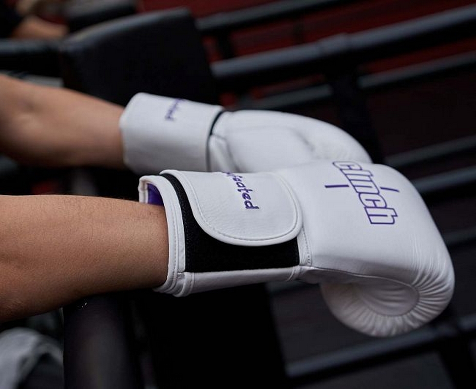 Перчатки боксерские Clinch Undefeated C161 белый