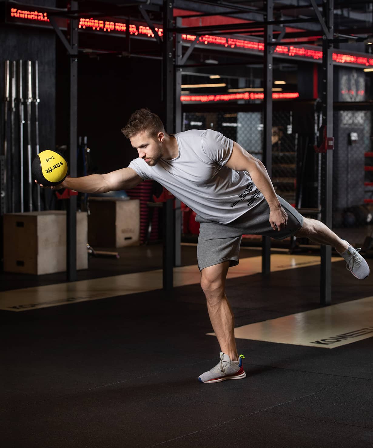 Медбол высокой плотности 1 кг Star Fit GB-702 желтый