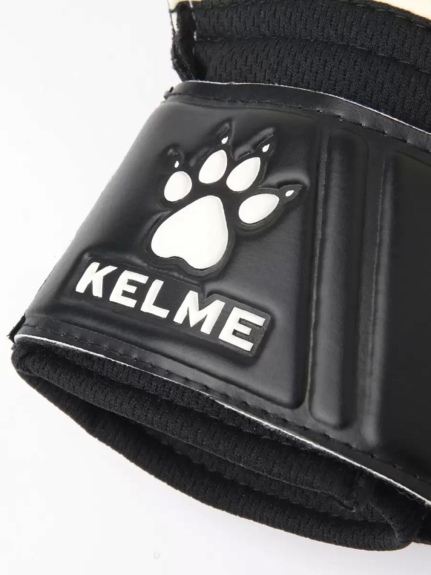 Перчатки вратарские Kelme Goalkeeper Gloves (Training Level) 8101ST5004-045 Black\Neon Red