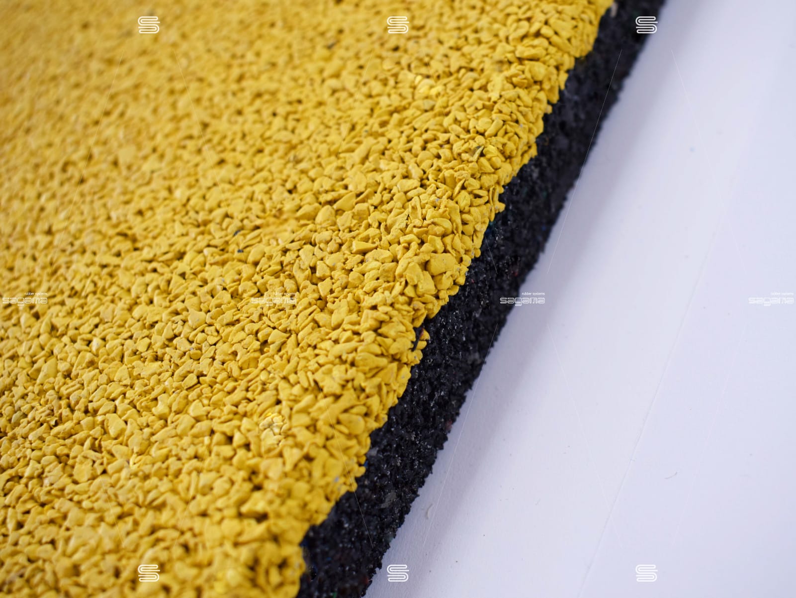Резиновая плитка с рельефным основанием Sagama SportPlit EPDM 99х99x3см