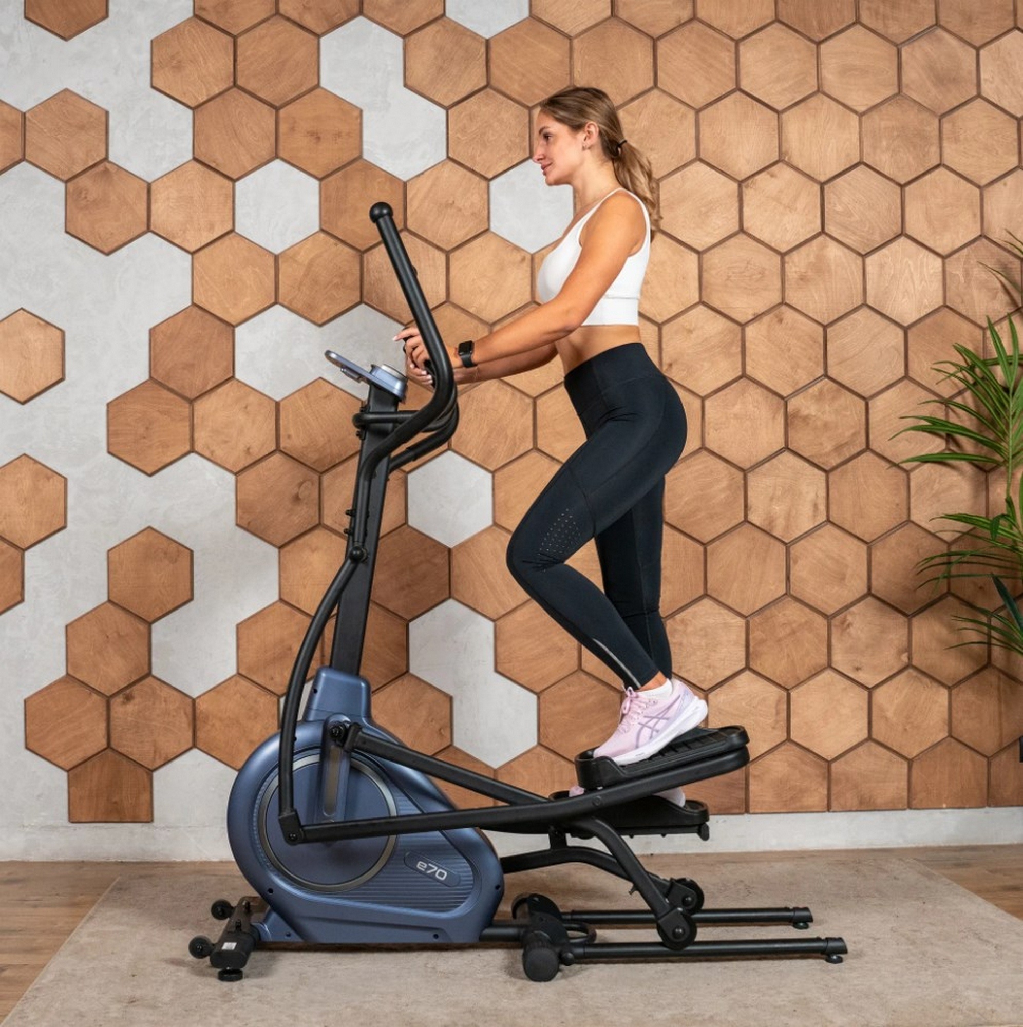 Эллиптический тренажер домашний Carbon Fitness E70