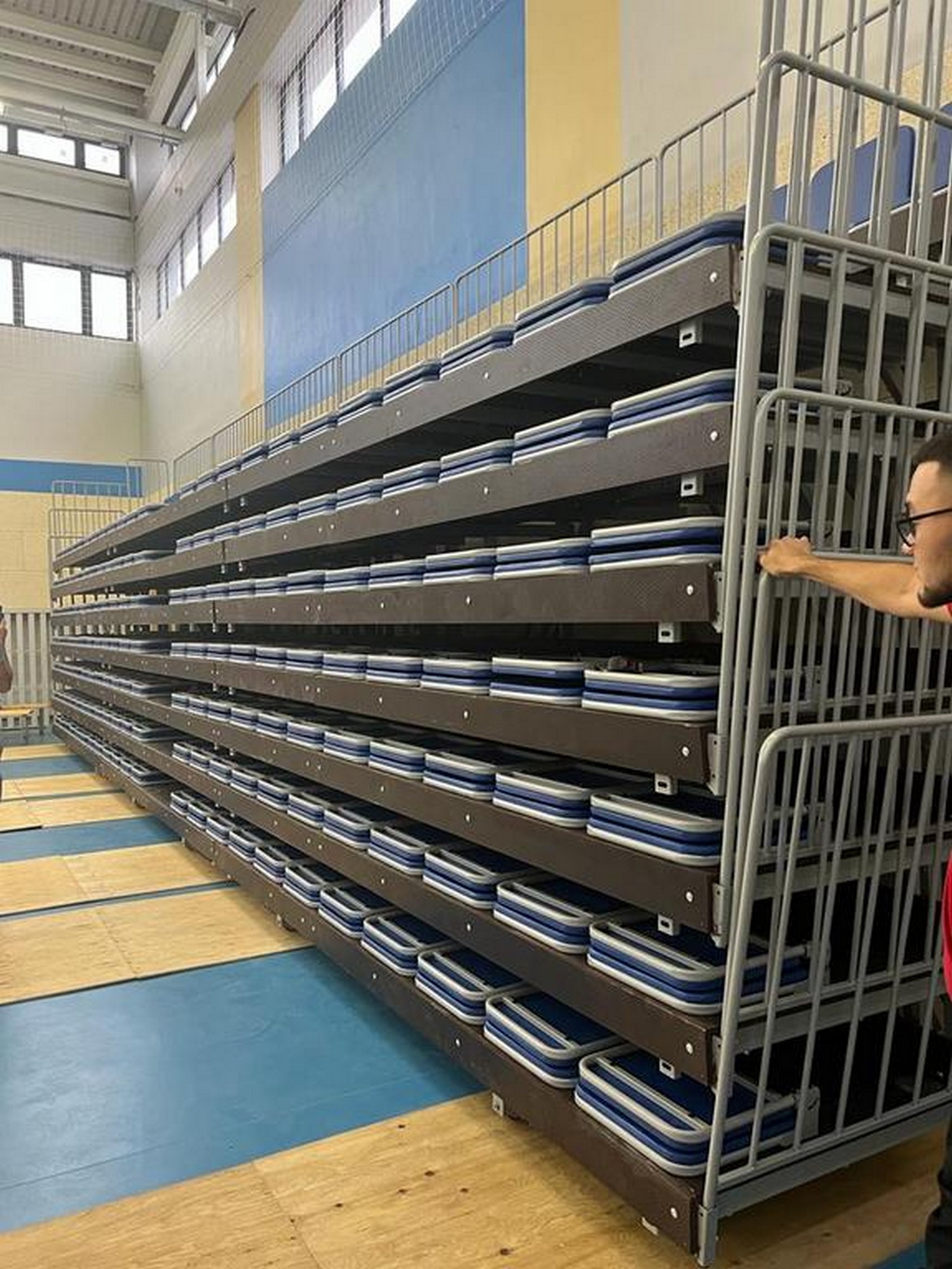Трибуна восьмирядная 186 места телескопическая сиденье складное мягкое 