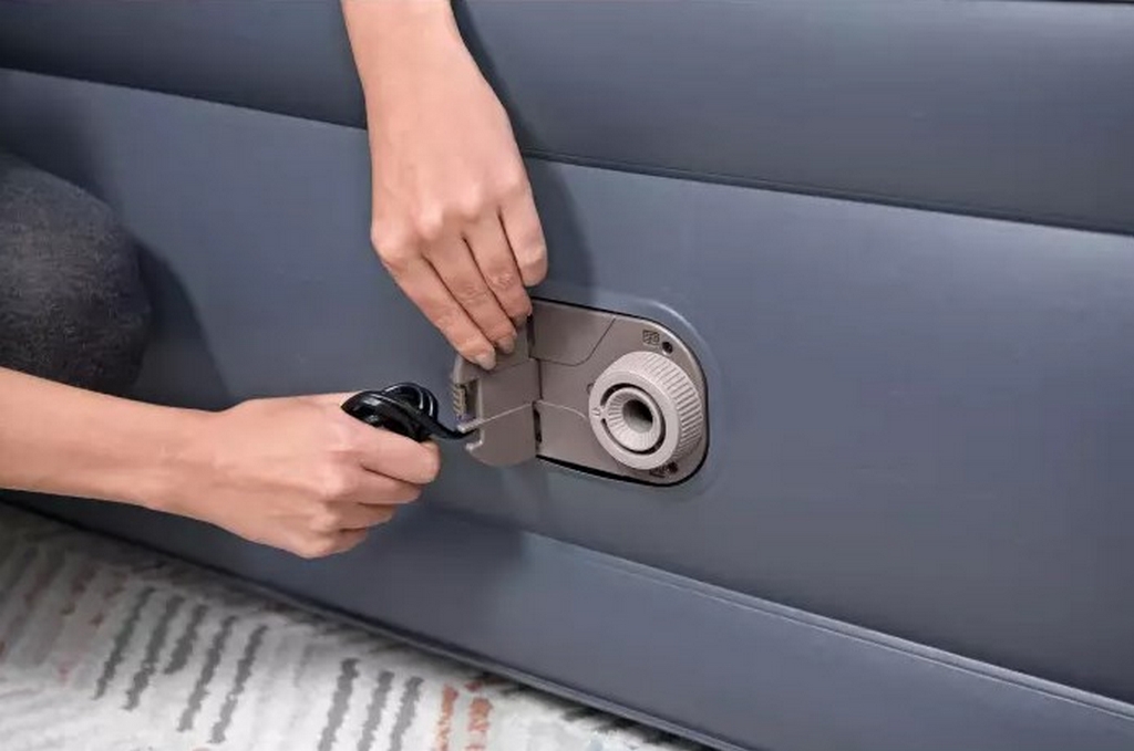 Надувная кровать 229х152х84см со спинкой, встр.насос 220В, до 300кг Bestway 671BD