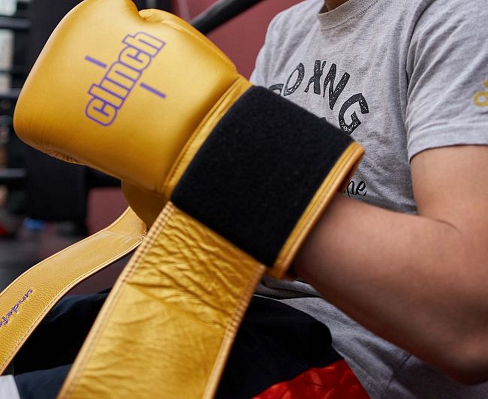 Перчатки боксерские Clinch Undefeated C161 золотой