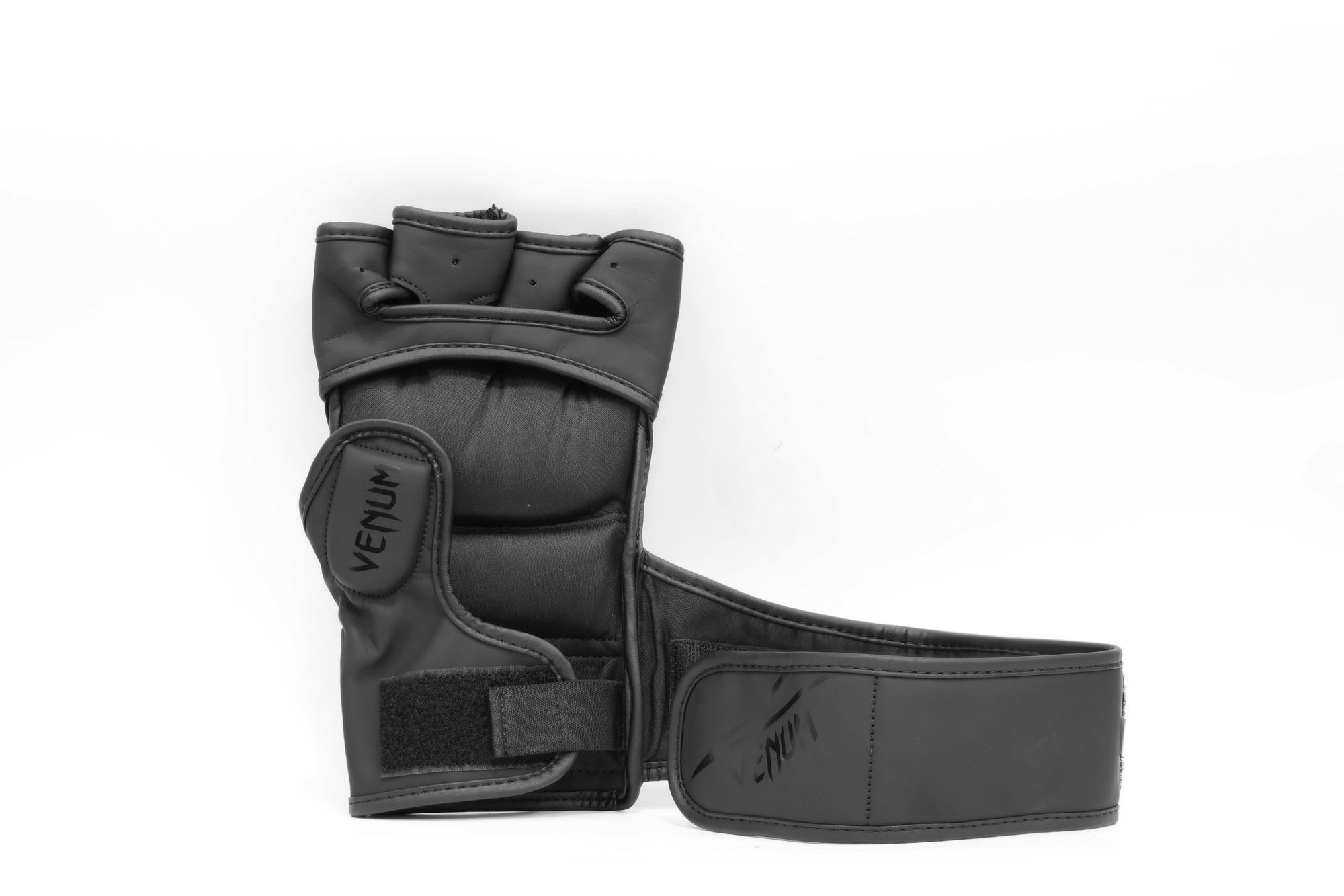 Перчатки MMA Venum Rumble 05093-114 черный