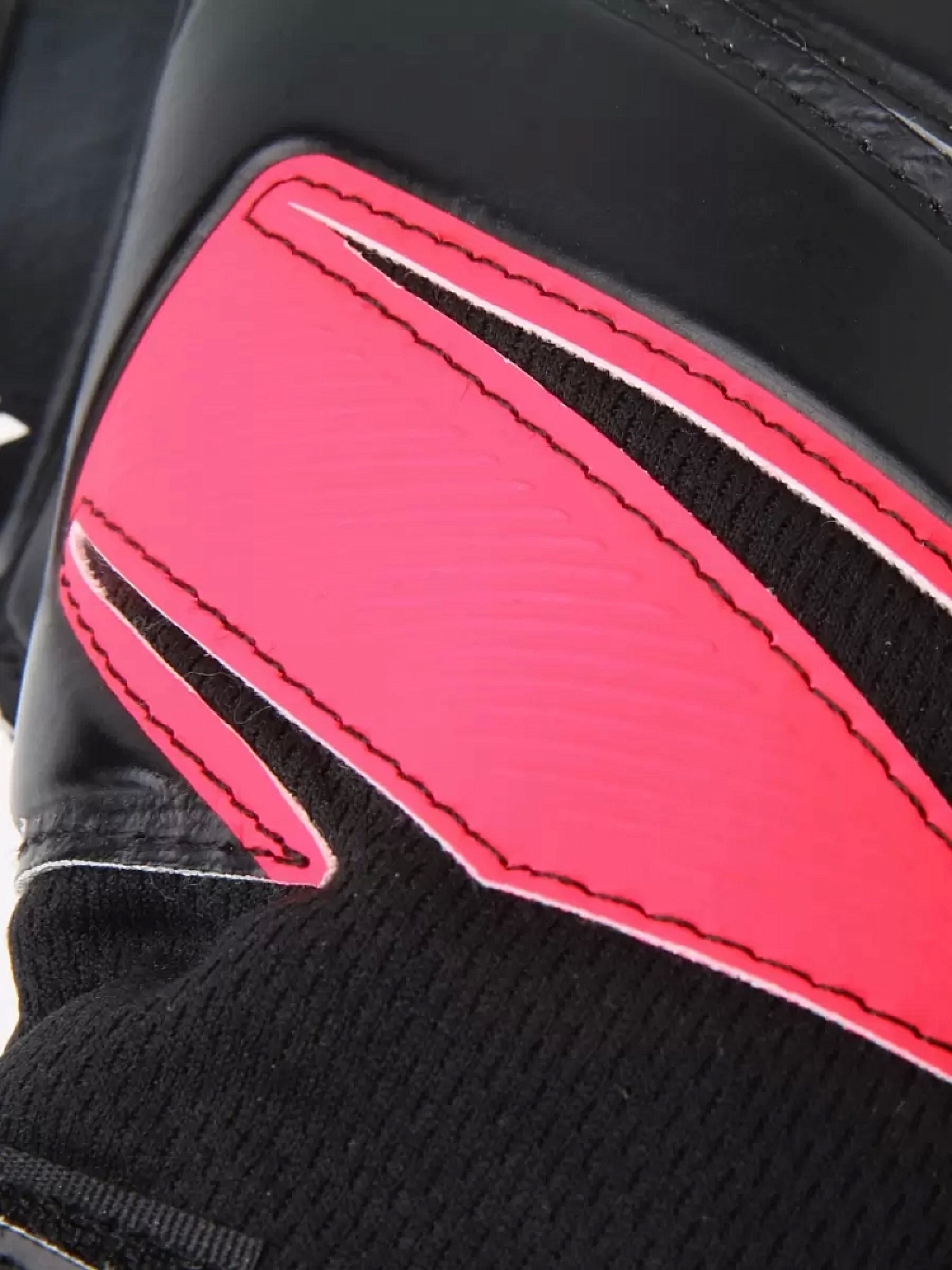 Перчатки вратарские Kelme Goalkeeper Gloves (Training Level) 8101ST5004-045 Black\Neon Red