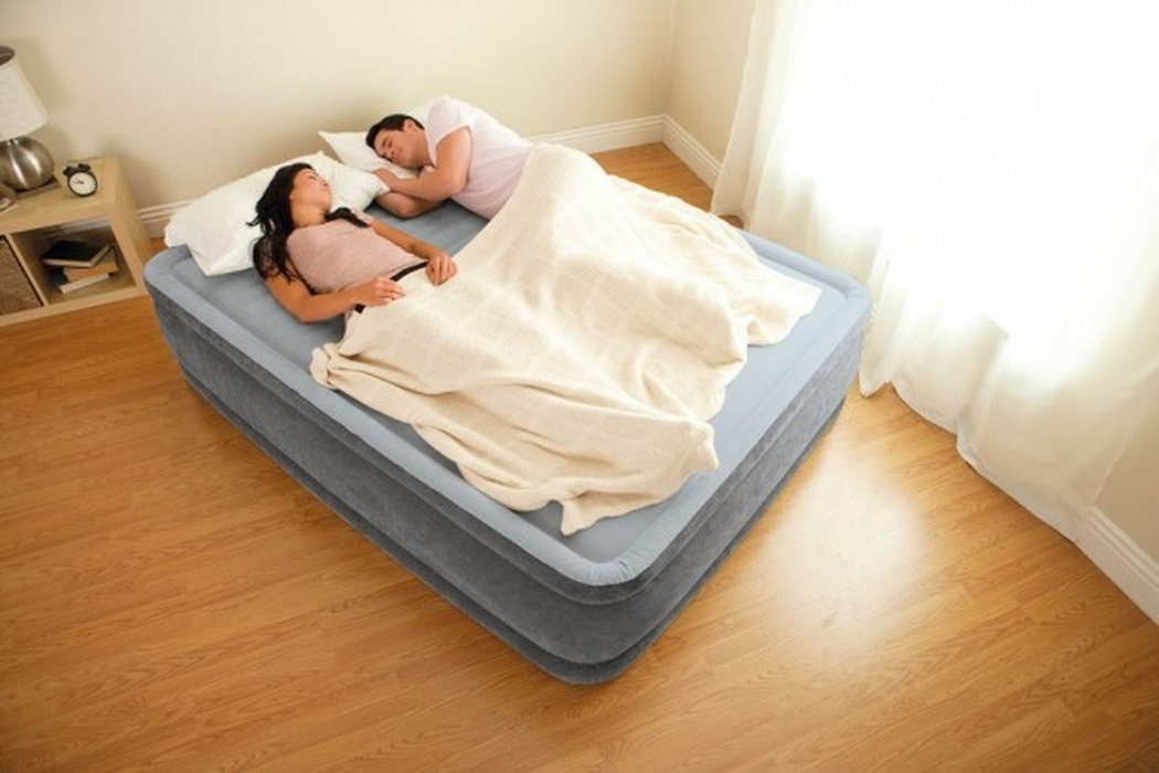 Надувная кровать Intex Comfort-Plush 152х203х33см, встроенный насос 67770