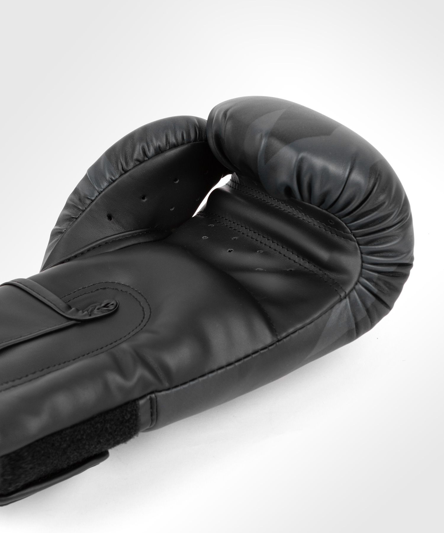 Перчатки Venum Razor Boxing 04689-126-10oz черный\золотой