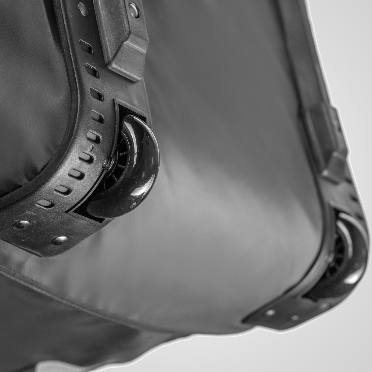 Сумка хоккейная на колесах Carry+ JR 33" Mad Guy черный\серый