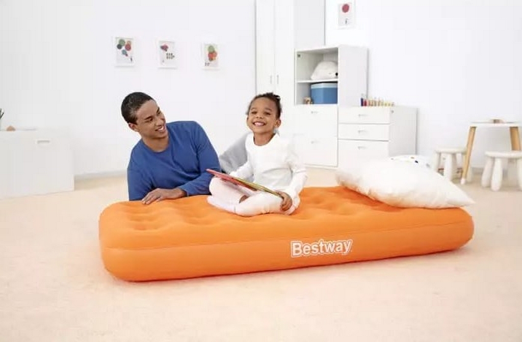 Надувной матрас 89х158х18см с ручным насосом Bestway 67918