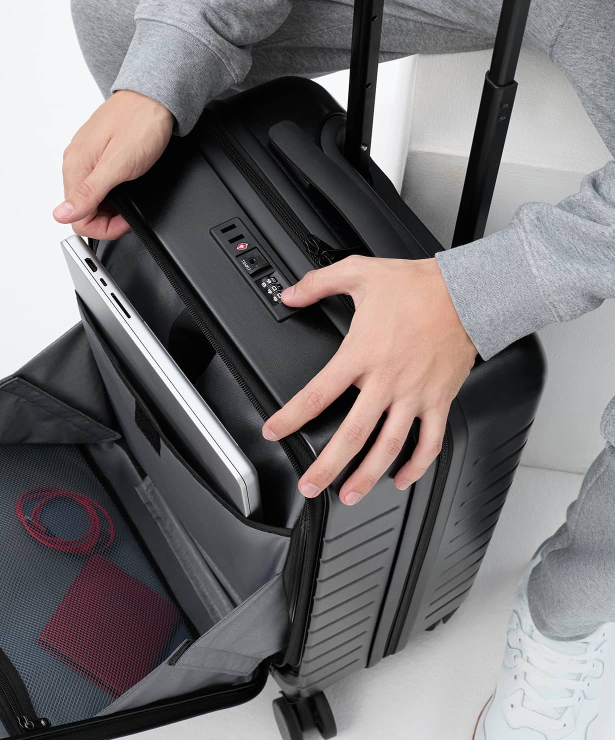 Чемодан для ручной клади Jogel ESSENTIAL Carry on Spinner, черный