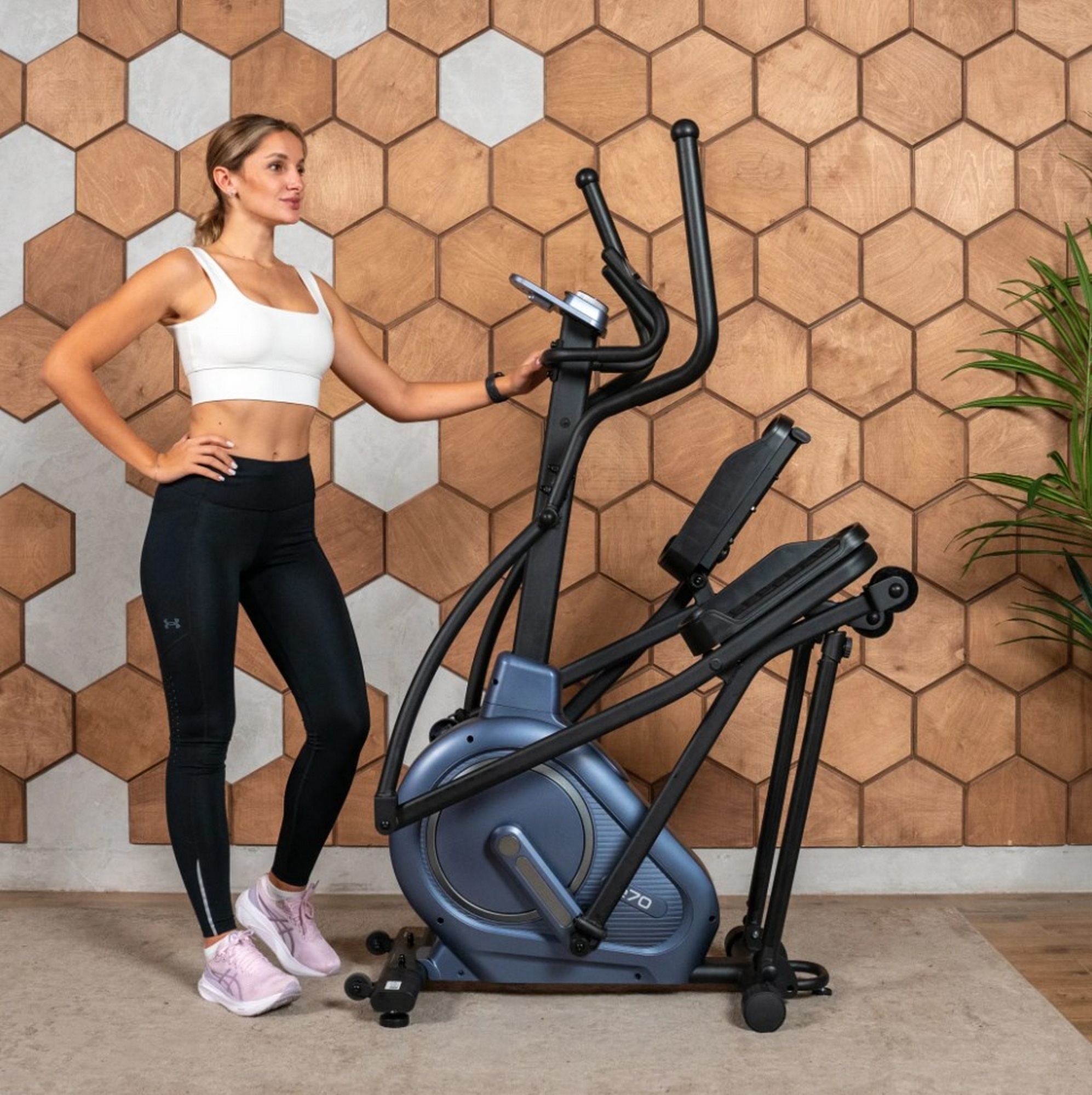 Эллиптический тренажер домашний Carbon Fitness E70
