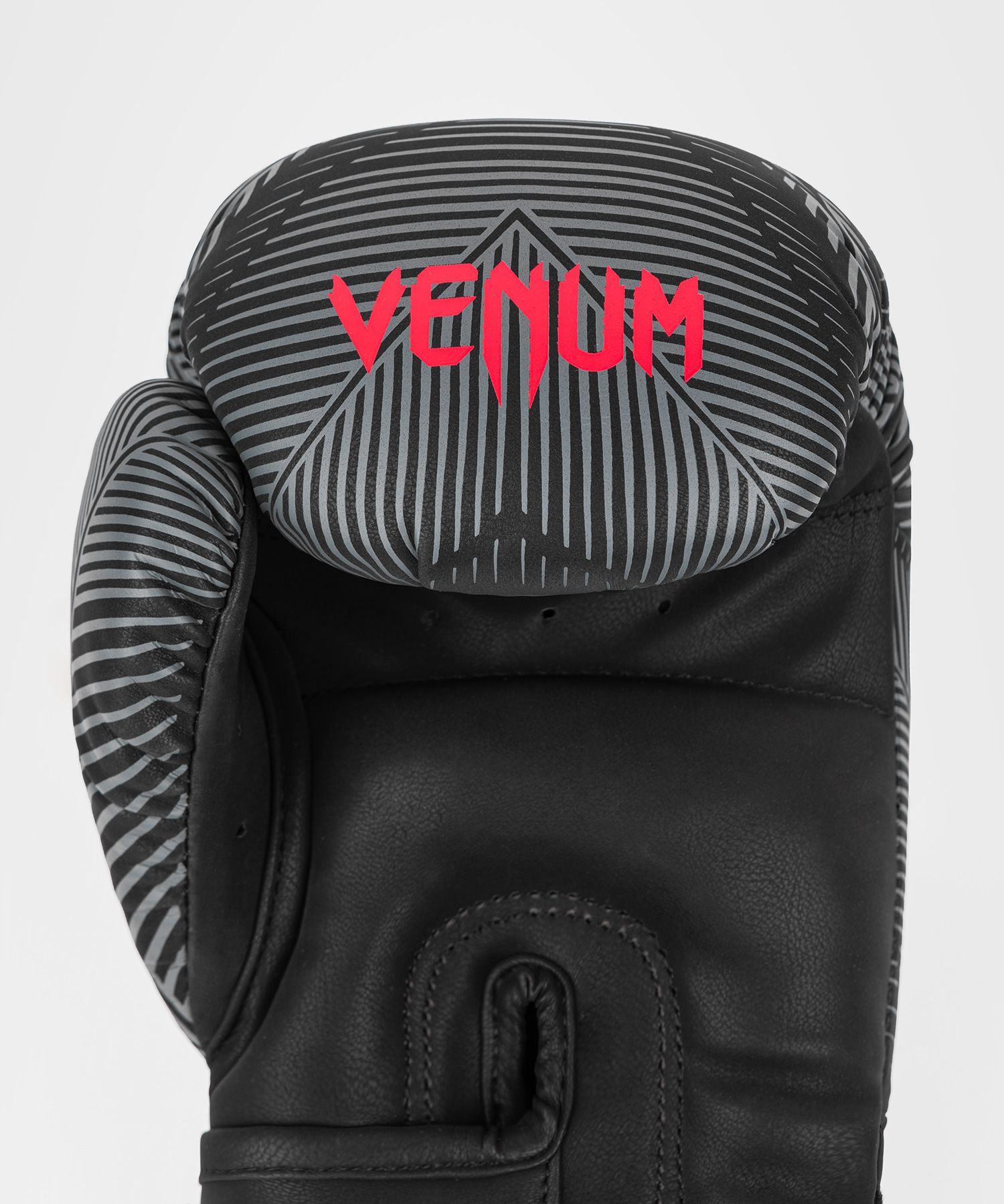 Перчатки Venum Phantom 04700-100-10oz черный\красный