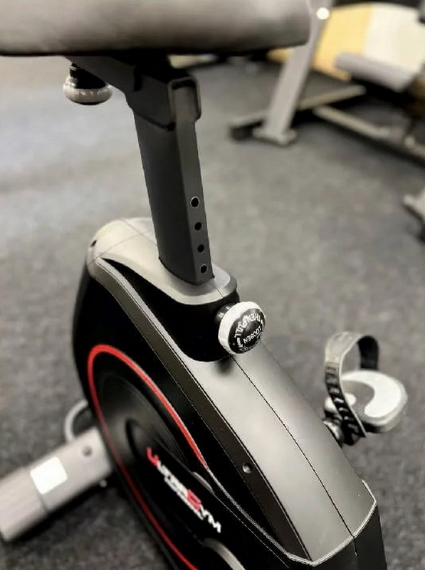 Велотренажер вертикальный профессиональныи UltraGym̆ UG-B001