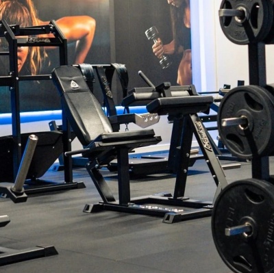 Gymleco 041 Сгибание ног сидя на свободных весах | Premium Fitness