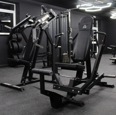 Gymleco 021 Горизонтальный жим сидя на свободных весах для груди | Premium Fitness